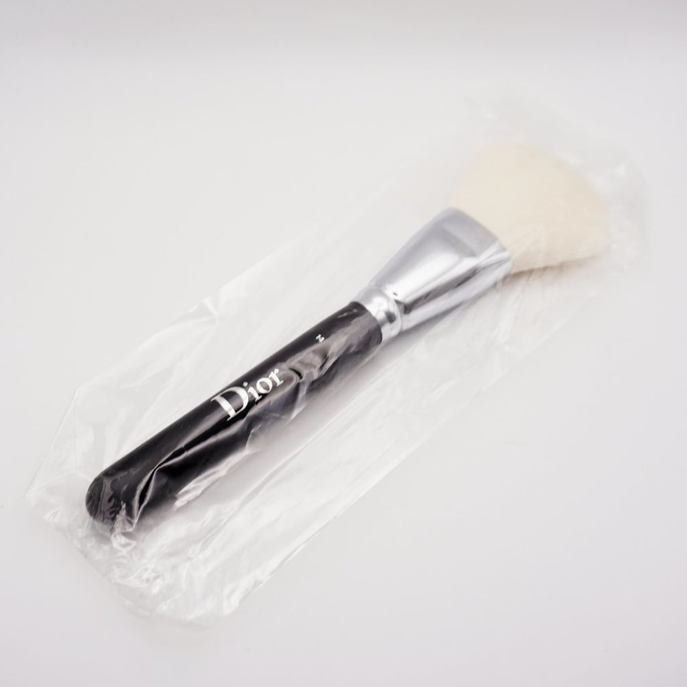 *SOLD* DIOR Backstage Powder Brush #14 *NEW* Full Size RP$65.00